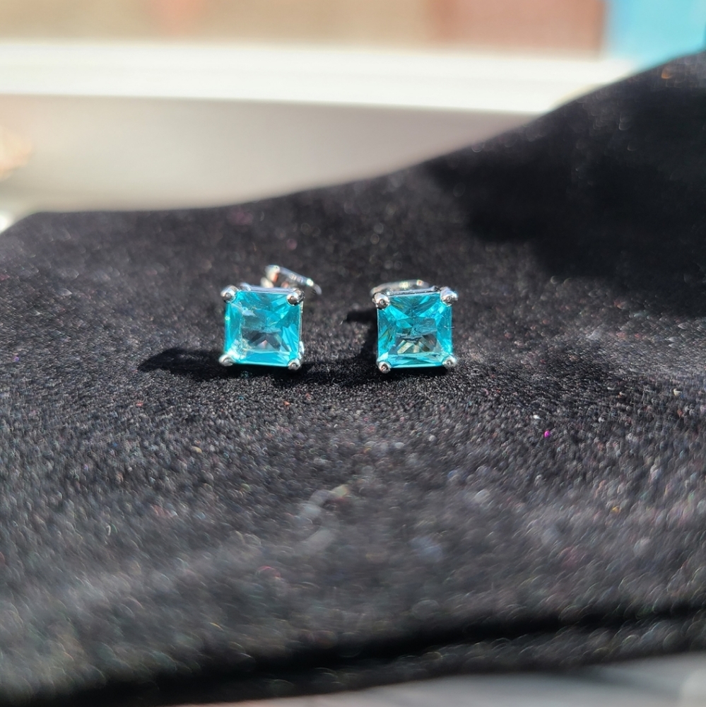 Aquamarine stud earrings in 18K G…
